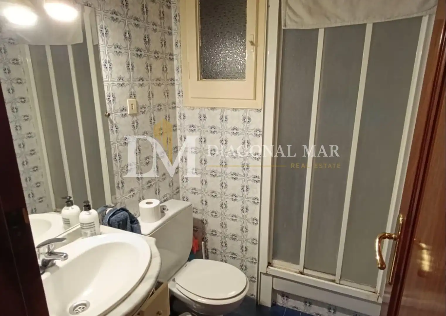Badezimmer von Wohnung zum Verkauf in Barcelona mit Heizung, Abstellraum und Balkon