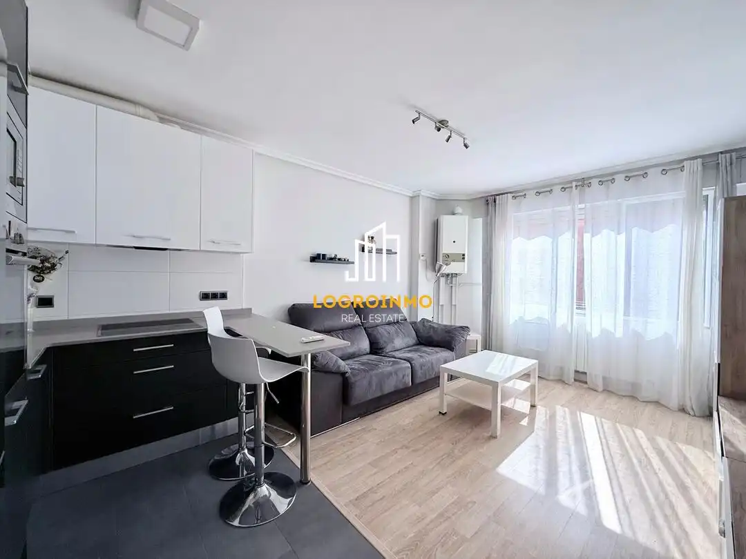 Living room of Flat for sale in  Logroño  with Air Conditioner, Heating and Parquet flooring