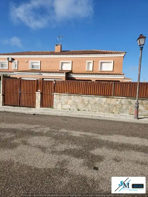 Vista exterior de Casa adosada en venda en Barcience amb Jardí privat