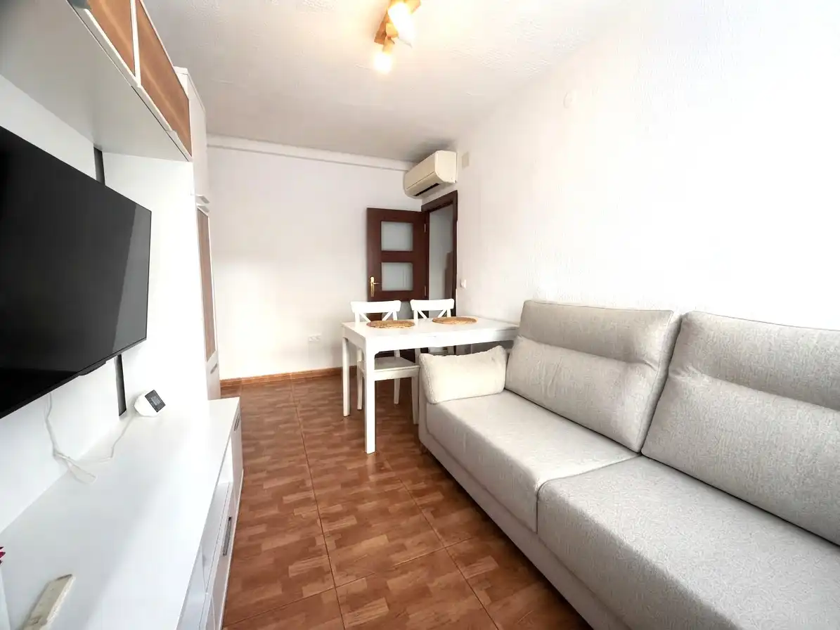 Living room of Flat for sale in Cornellà de Llobregat  with Air Conditioner, Furnished and Oven