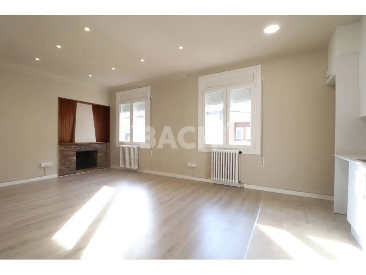 Wohnzimmer von Wohnung zur Miete in Vic mit Heizung, Parkett und Terrasse