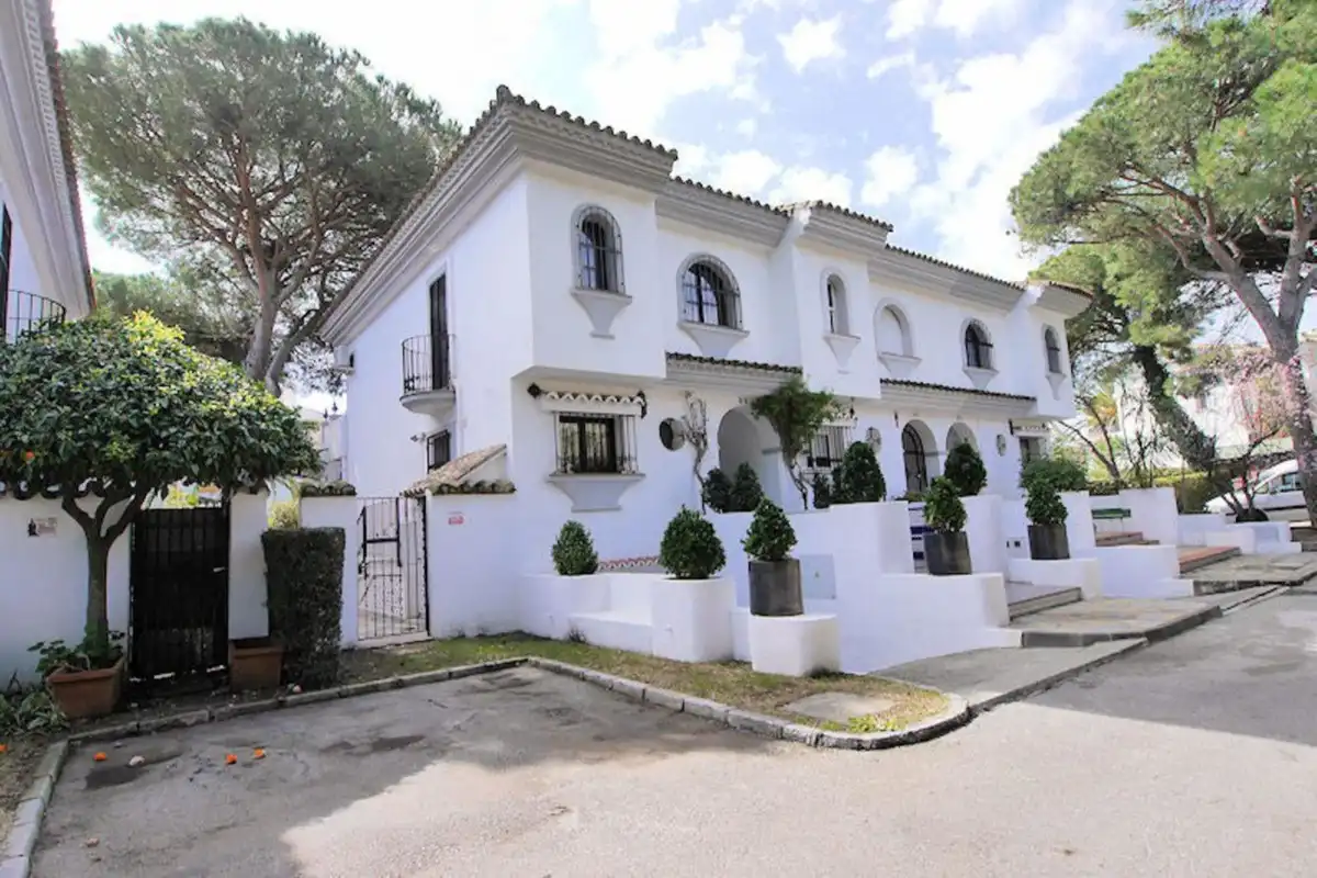 Vista exterior de Casa adosada en venta en Marbella con Aire acondicionado, Terraza y Piscina comunitaria