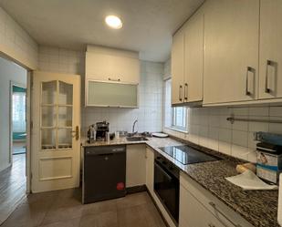 Cuina de Casa o xalet en venda en Santiago de Compostela  amb Calefacció i Jardí privat
