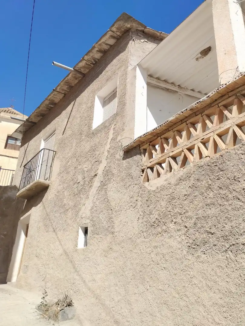 Casa rústica amb terrassa en venda a Calle CEMENTERIO