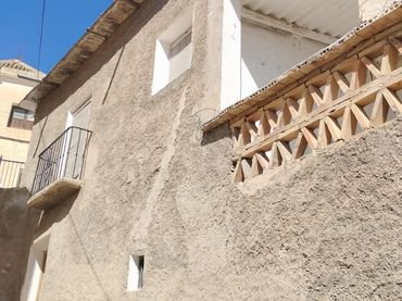 Casa rustica con balcone in vendita a Calle CEMENTERIO