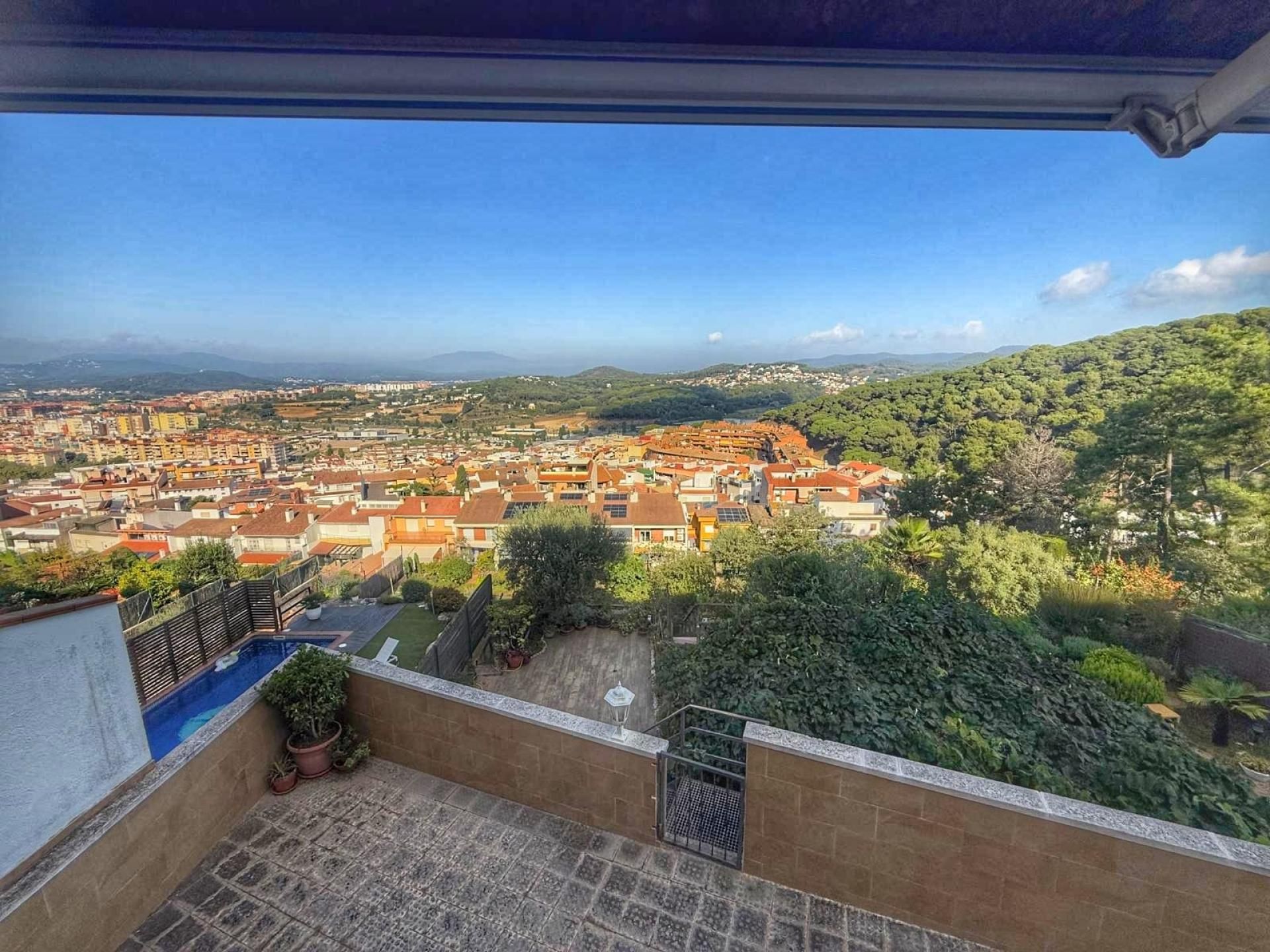 Vista exterior de Casa adosada en venda en Blanes amb Calefacció, Jardí privat i Terrassa