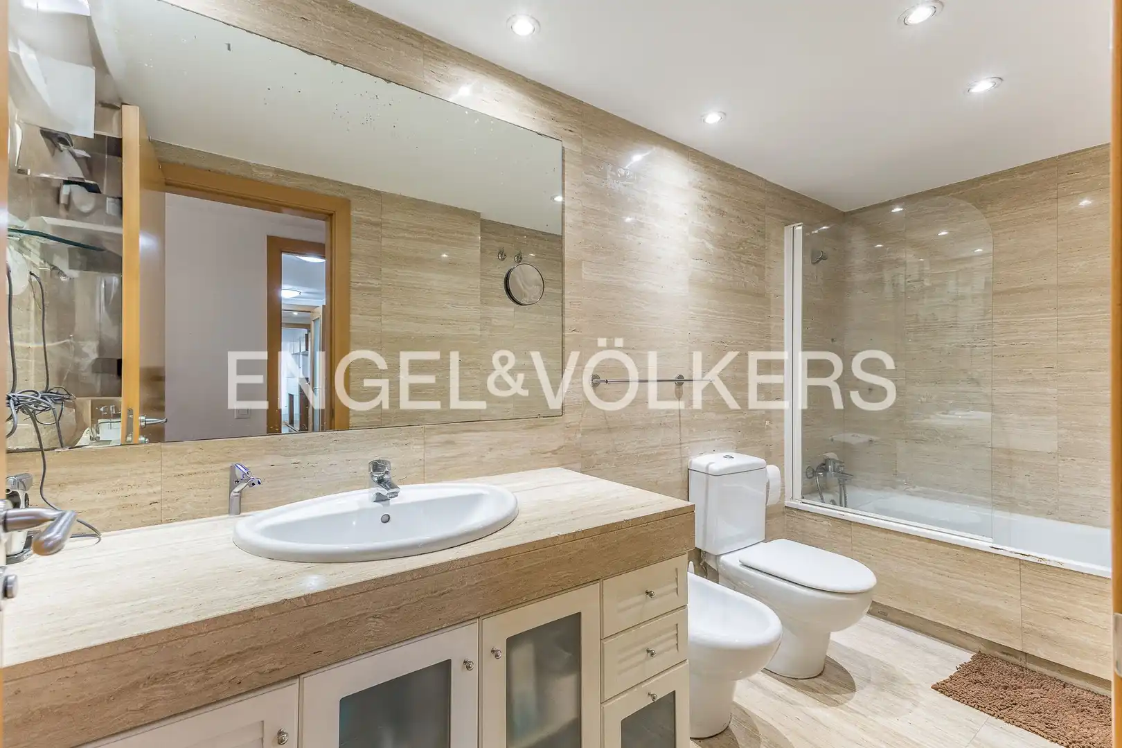 Bathroom of Flat for sale in Sabadell  with Air Conditioner, Heating and Parquet flooring