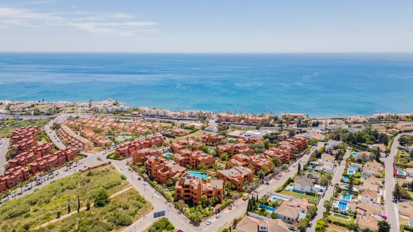 Vista exterior de Apartament en venda en Estepona amb Aire condicionat, Terrassa i Piscina