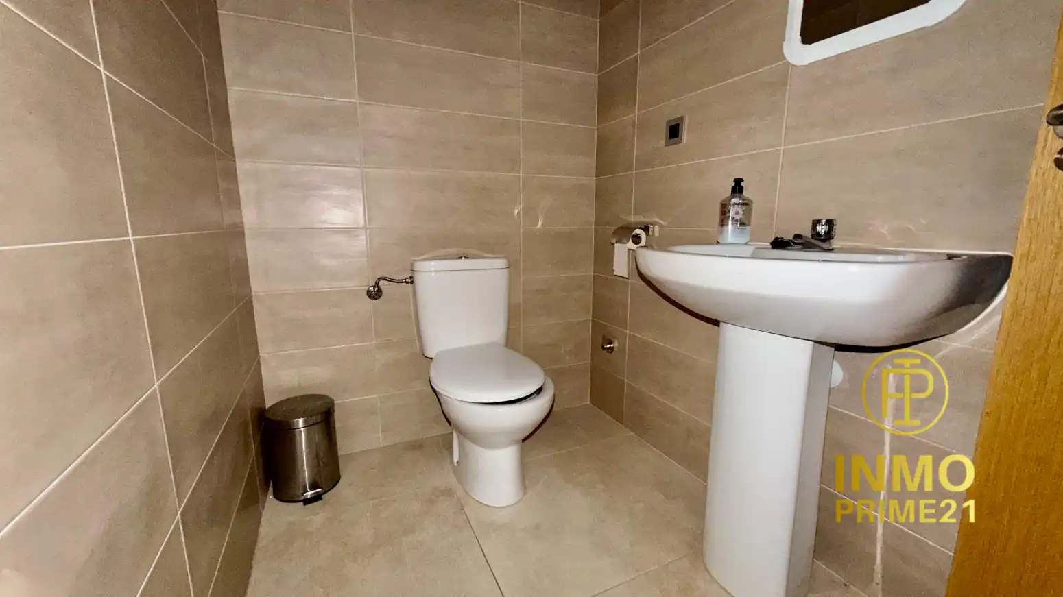 Bathroom of Office for rent in Torrelavega 