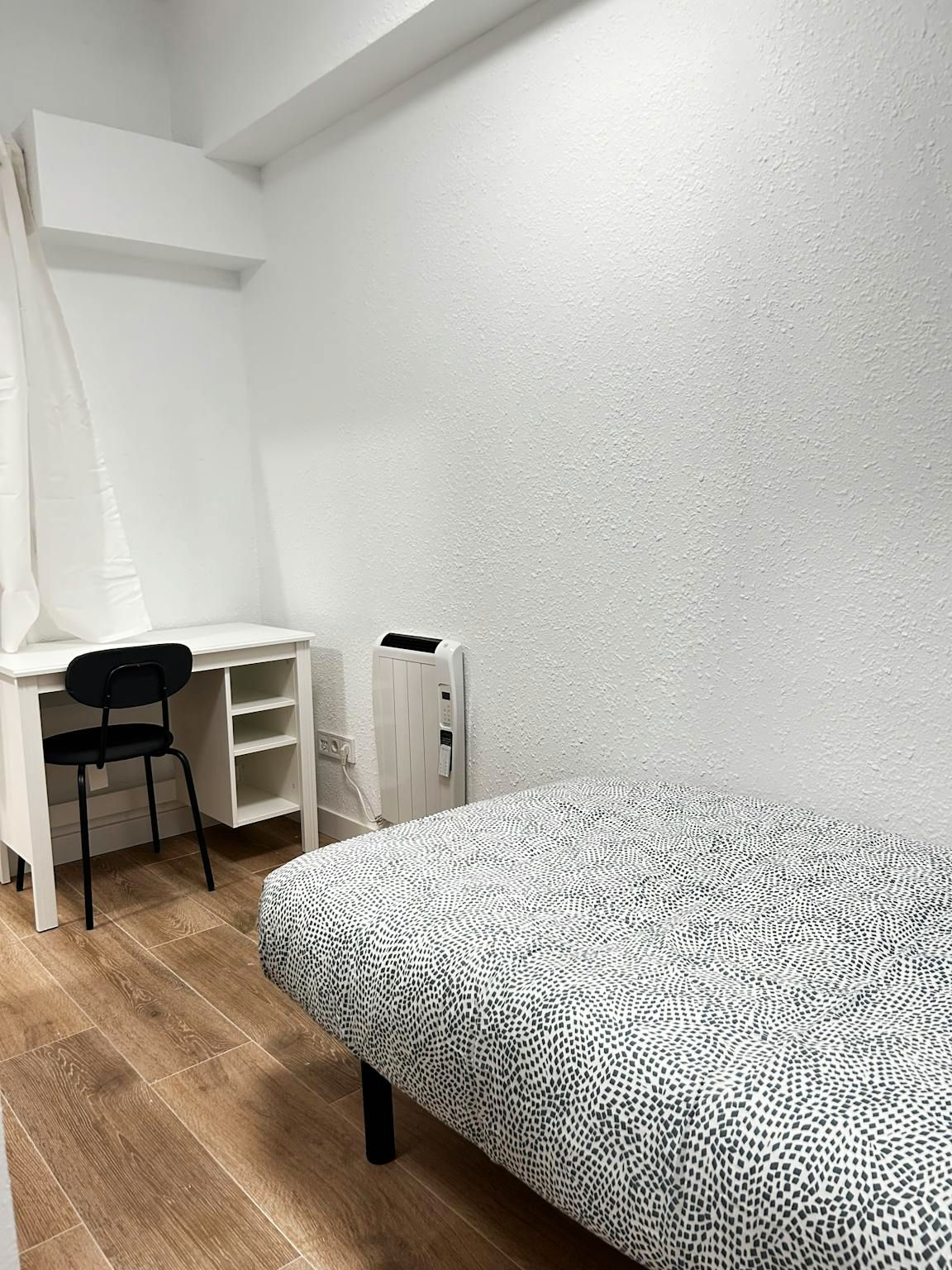 Bedroom of Flat to share in  Madrid Capital  with Heating and Washing machine