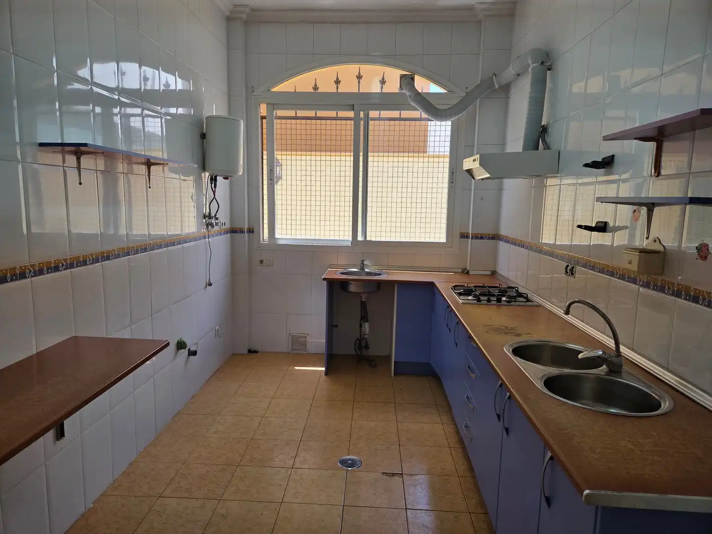Cuina de Local de lloguer en Málaga amb Aire condicionat, Terrassa i Moblat