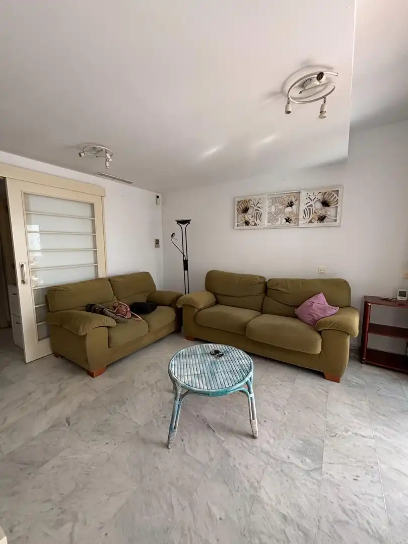 Sala de estar de Piso en venta en Estepona con Jardín privado y Piscina comunitaria