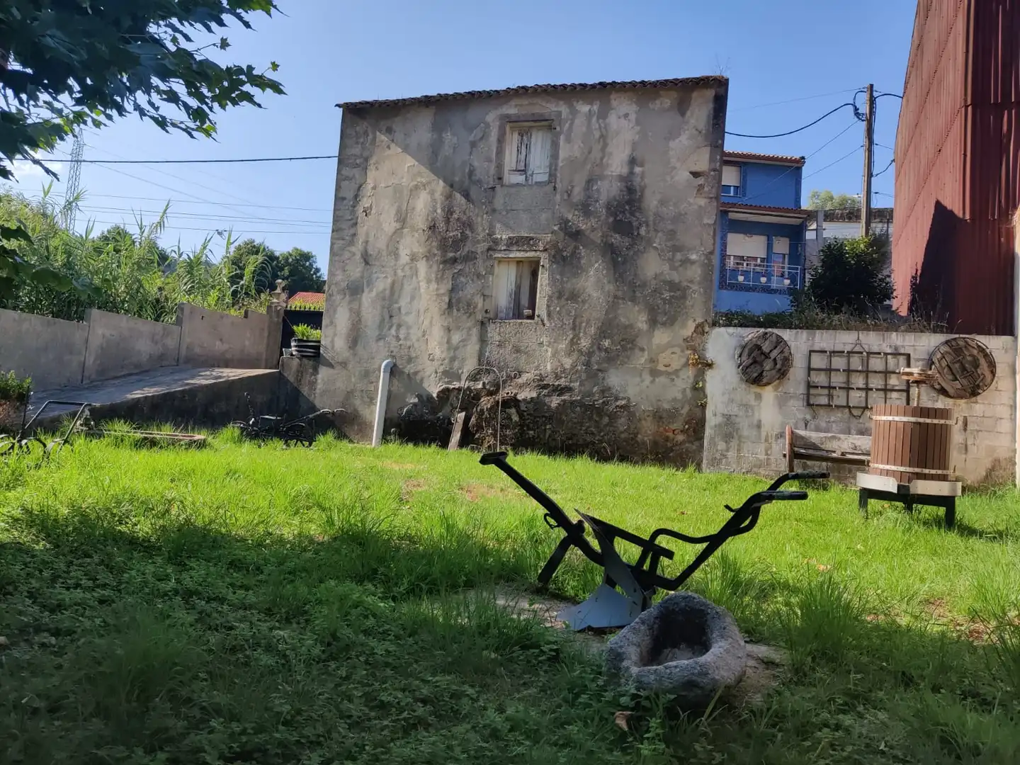Vista exterior de Finca rústica en venda en Boiro amb Jardí privat