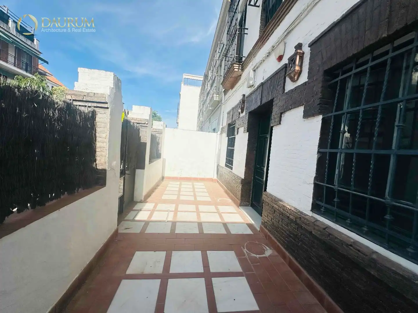Vista exterior de Casa o xalet en venda en Sevilla amb Terrassa