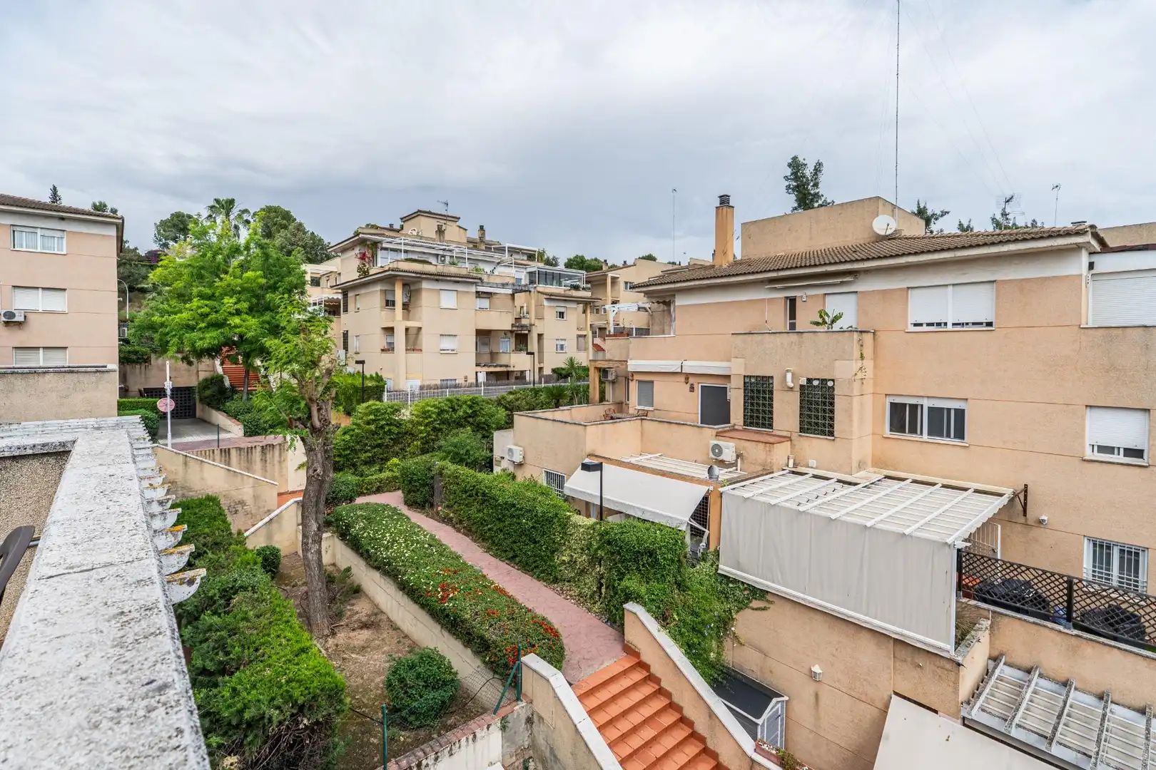 Vista exterior de Ático en venta en Tomares con Terraza y Piscina comunitaria