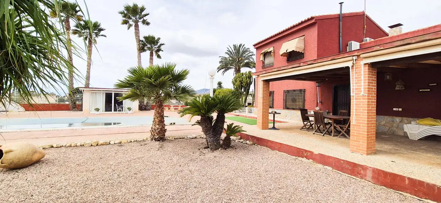 Vista exterior de Casa o xalet en venda en Elche / Elx amb Aire condicionat, Jardí privat i Traster