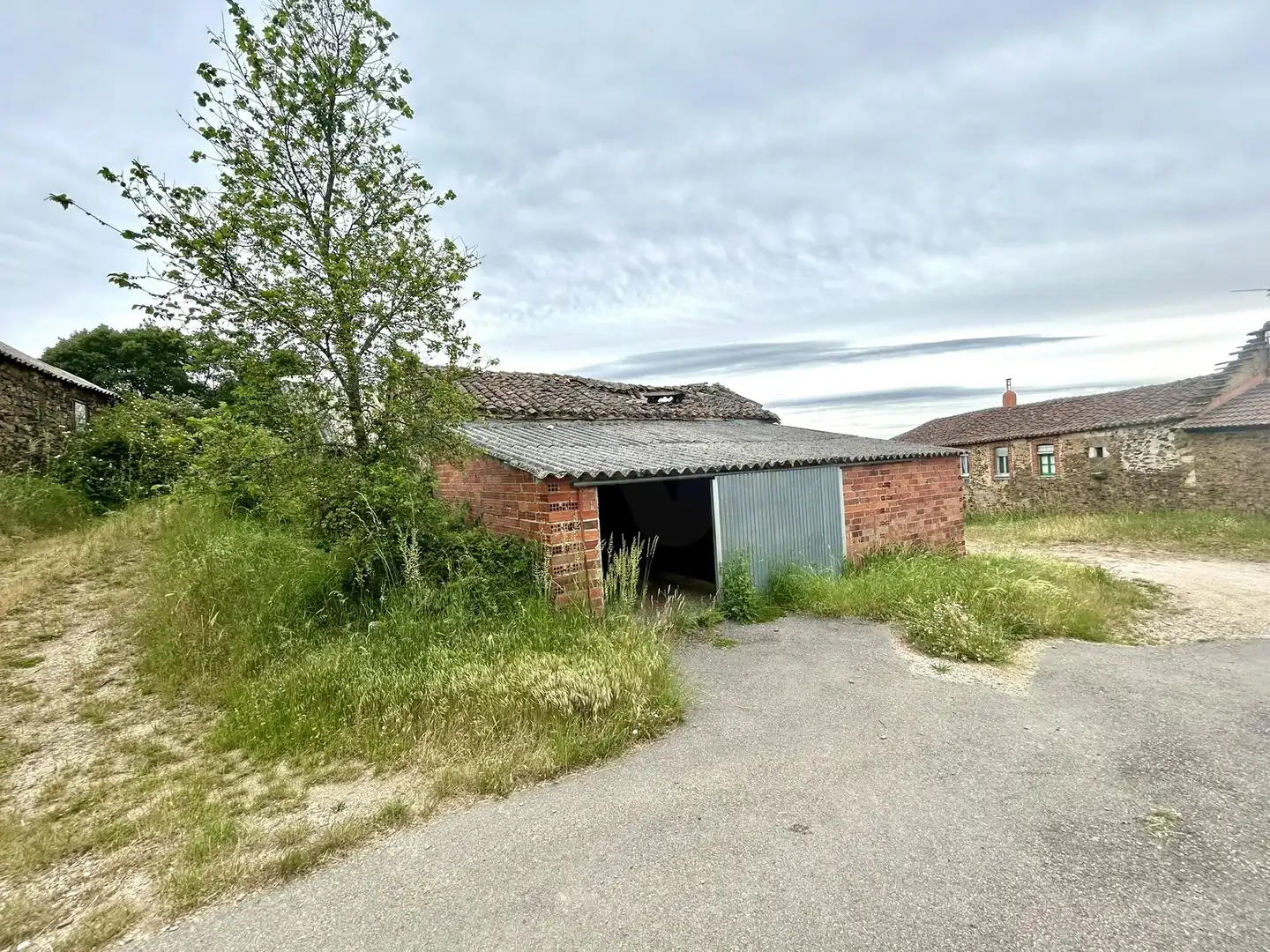 Finca rústica en venta en Riello con Calefacción