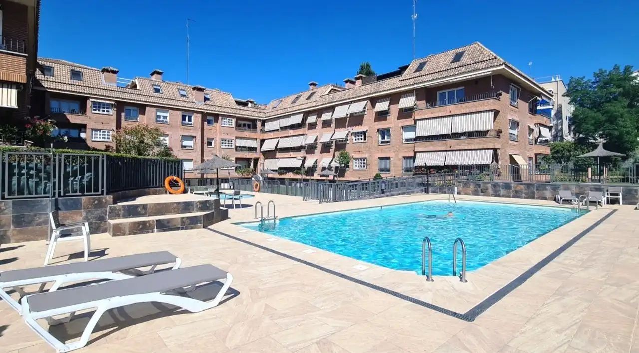 Schwimmbecken von Wohnung zur Miete in Pozuelo de Alarcón mit Klimaanlage, Heizung und Parkett