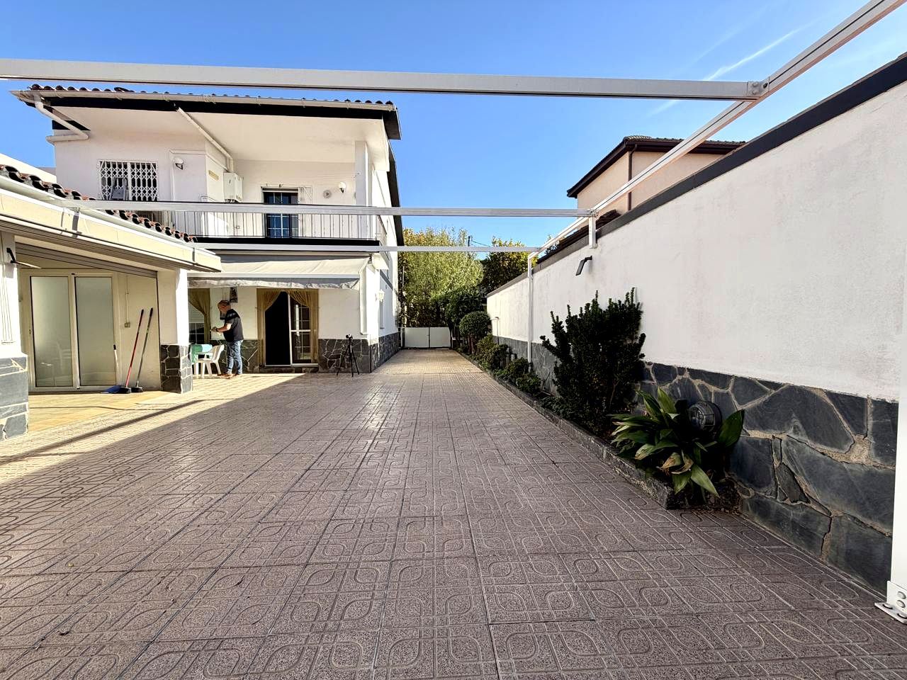 Vista exterior de Casa o xalet en venda en Barberà del Vallès amb Aire condicionat, Jardí privat i Terrassa