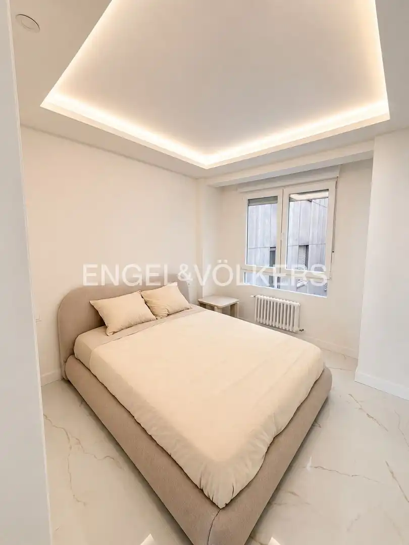 Bedroom of Flat for sale in Madrid  with Air Conditioner, Heating and Furnished