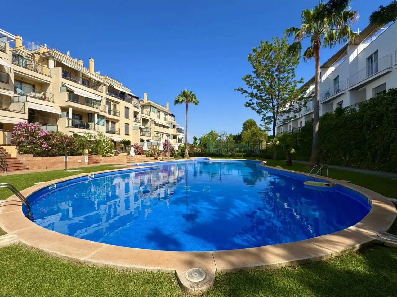 Swimming pool of Flat for rent in  Palma de Mallorca  with Air Conditioner, Heating and Parquet flooring