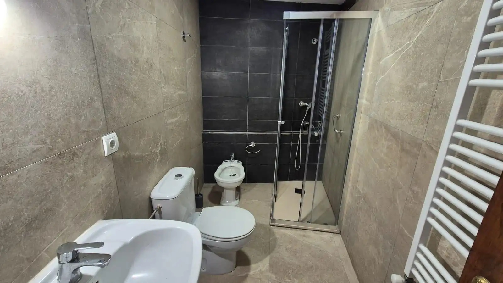 Baño de Apartamento de alquiler en Ponferrada con Calefacción y Terraza