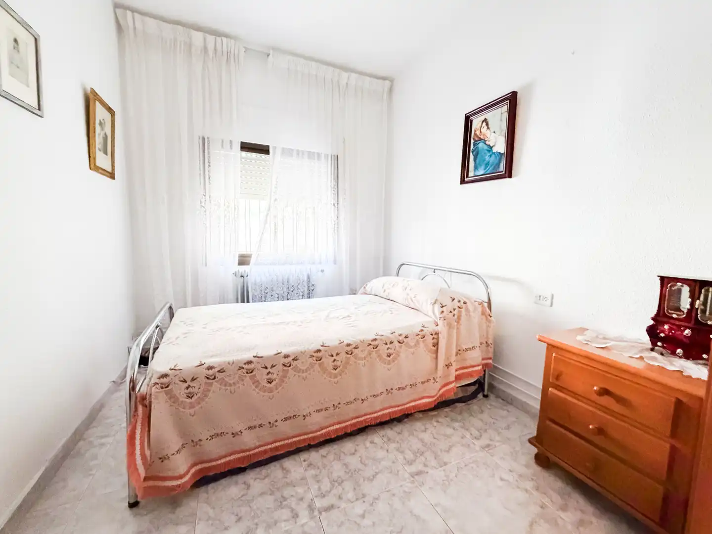 Dormitori de Casa o xalet en venda en Baza amb Calefacció, Moblat i Forn