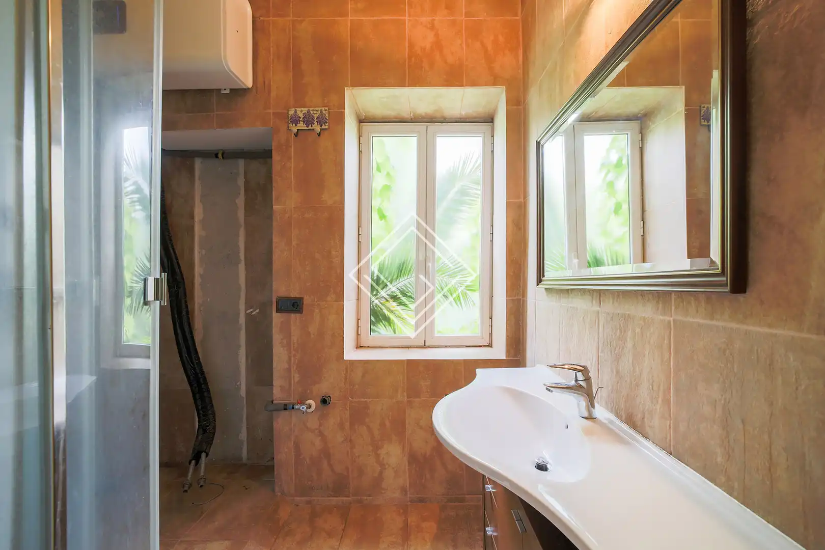 Badezimmer von Einfamilien-Reihenhaus zum Verkauf in Madrid mit Klimaanlage, Heizung und Privatgarten