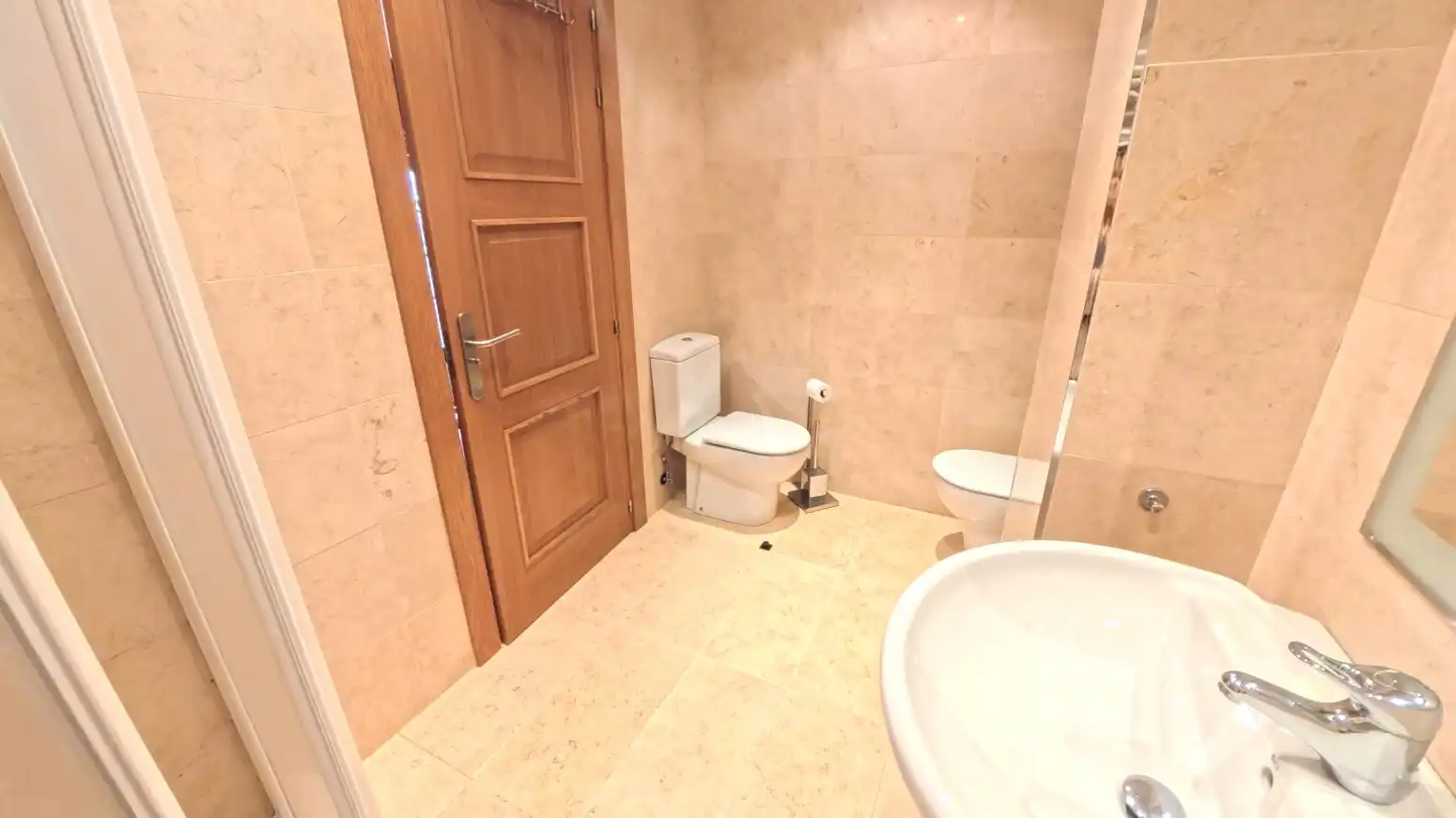 Baño de Piso de alquiler en  Logroño con Aire acondicionado, Calefacción y Jardín privado