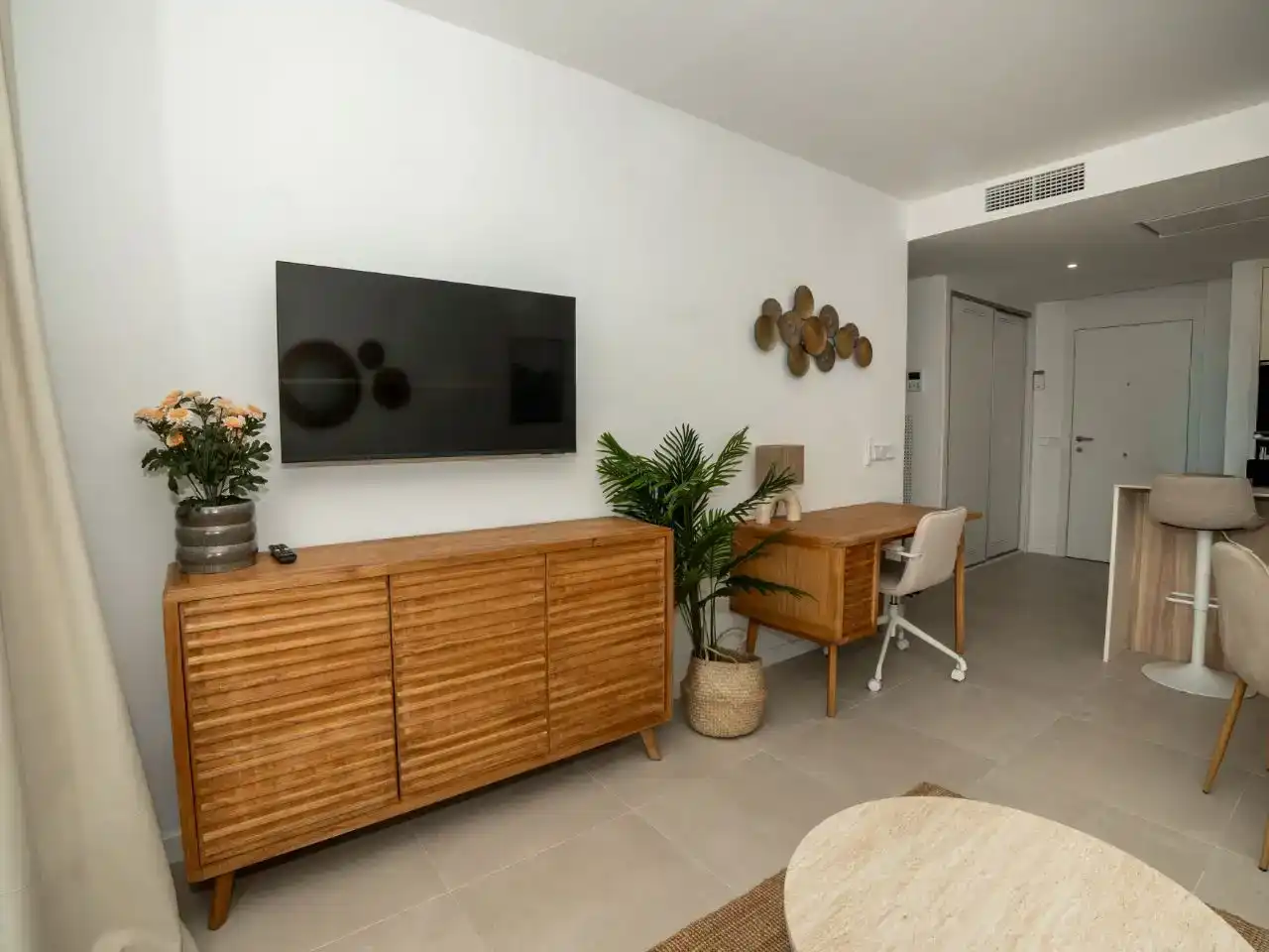 Sala d'estar de Apartament de lloguer en Fuengirola amb Aire condicionat, Piscina i Balcó