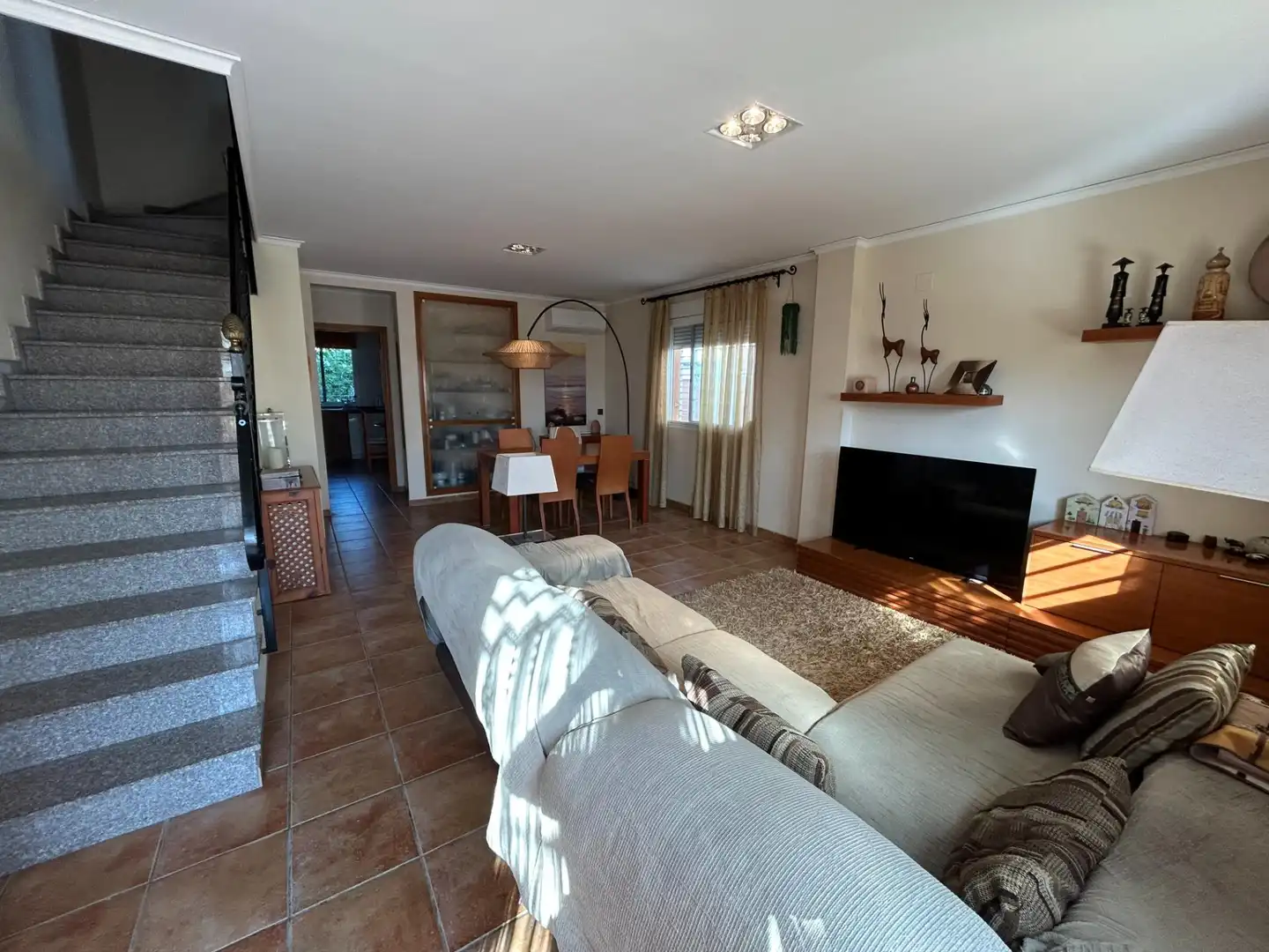 Wohnzimmer von Einfamilien-Reihenhaus zum Verkauf in Cullera mit Klimaanlage, Privatgarten und Terrasse