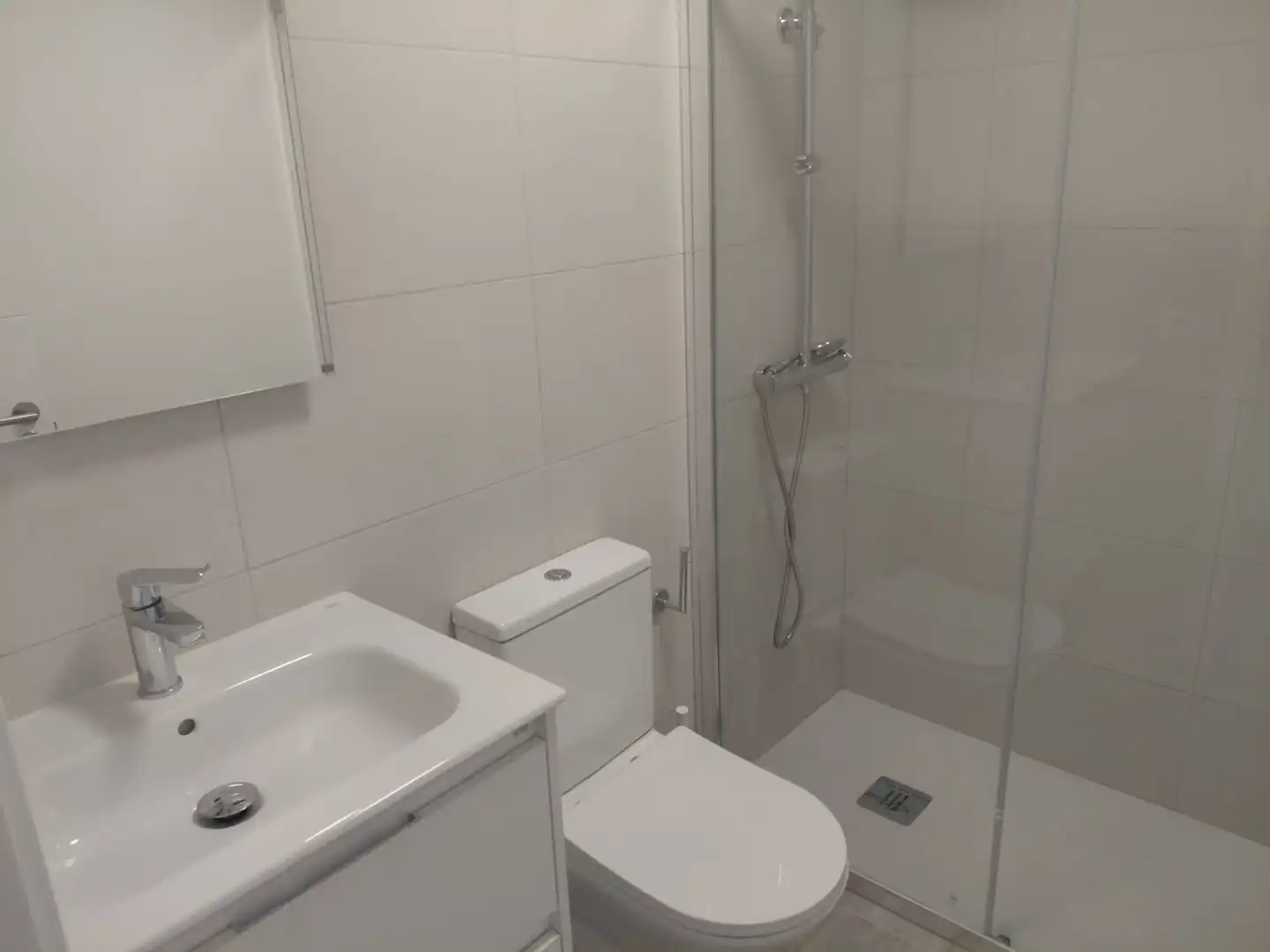 Badezimmer von Wohnung zur Miete in Arico mit Ofen und Waschmaschine