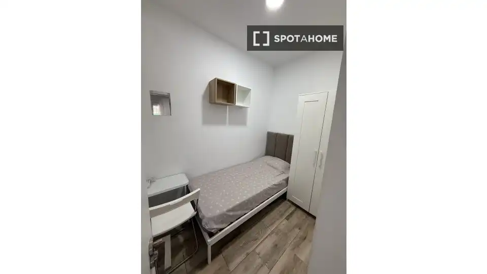 Schlafzimmer von Wohnung zur Miete in Madrid mit Klimaanlage, Heizung und Möbliert