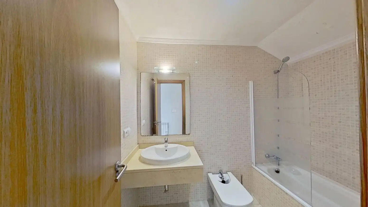 Baño de Ático en venta en Santander con Calefacción, Terraza y Trastero