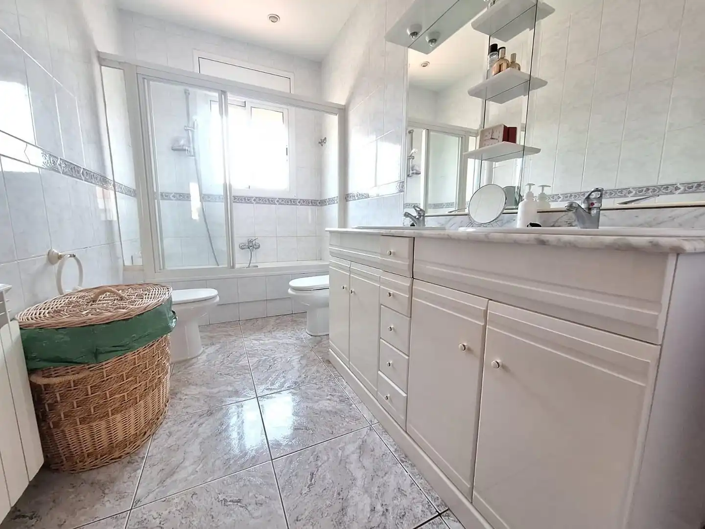 Badezimmer von Country house zum Verkauf in Santa Eulàlia de Ronçana mit Klimaanlage, Privatgarten und Terrasse