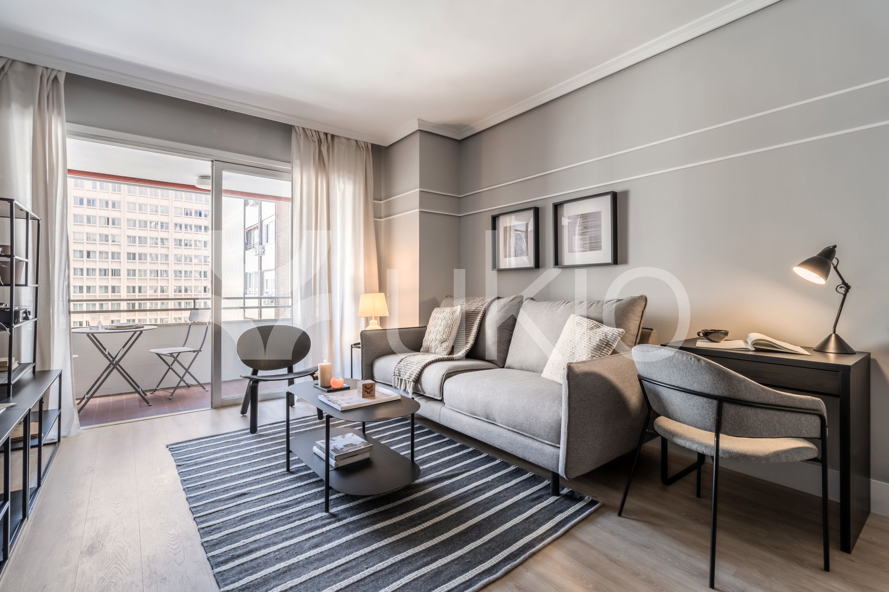 Sala d'estar de Apartament de lloguer en  Madrid Capital amb Aire condicionat, Calefacció i Moblat