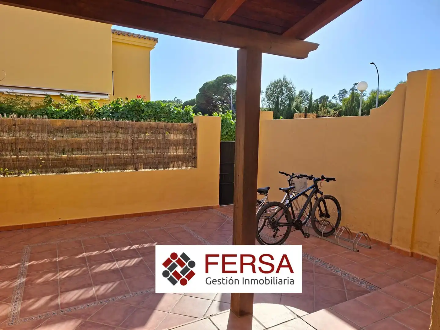 Vista exterior de Casa adosada en venda en El Puerto de Santa María amb Aire condicionat, Calefacció i Jardí privat