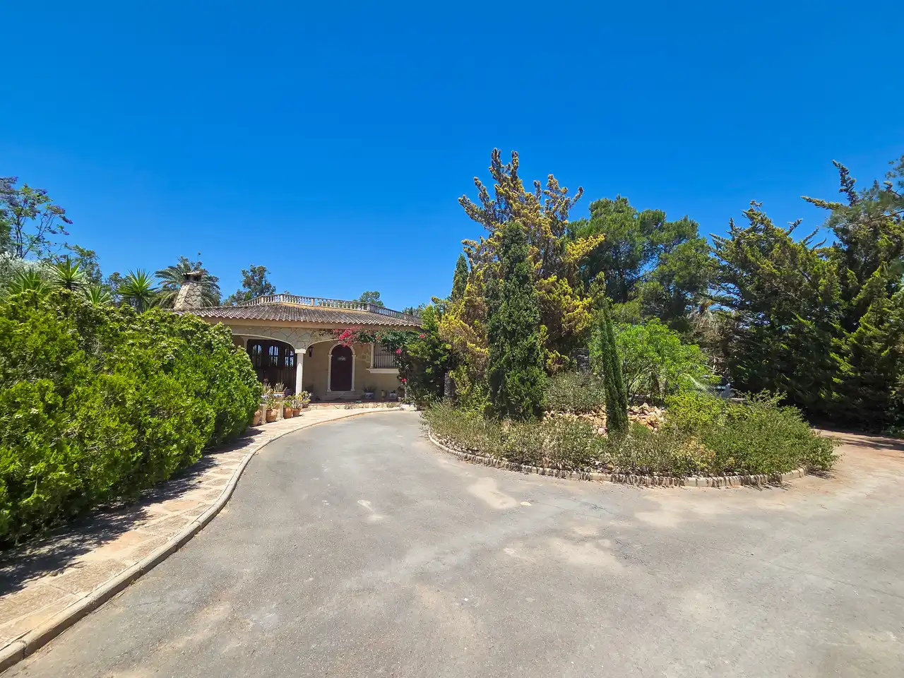Vista exterior de Casa o xalet en venda en Elche / Elx amb Jardí privat, Terrassa i Piscina