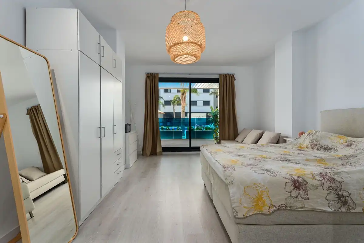 Dormitori de Apartament en venda en Mijas amb Aire condicionat, Terrassa i Moblat