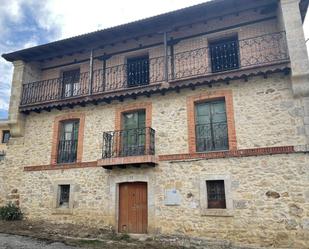 Vista exterior de Casa o xalet en venda en Valle de Valdebezana amb Jardí privat i Balcó