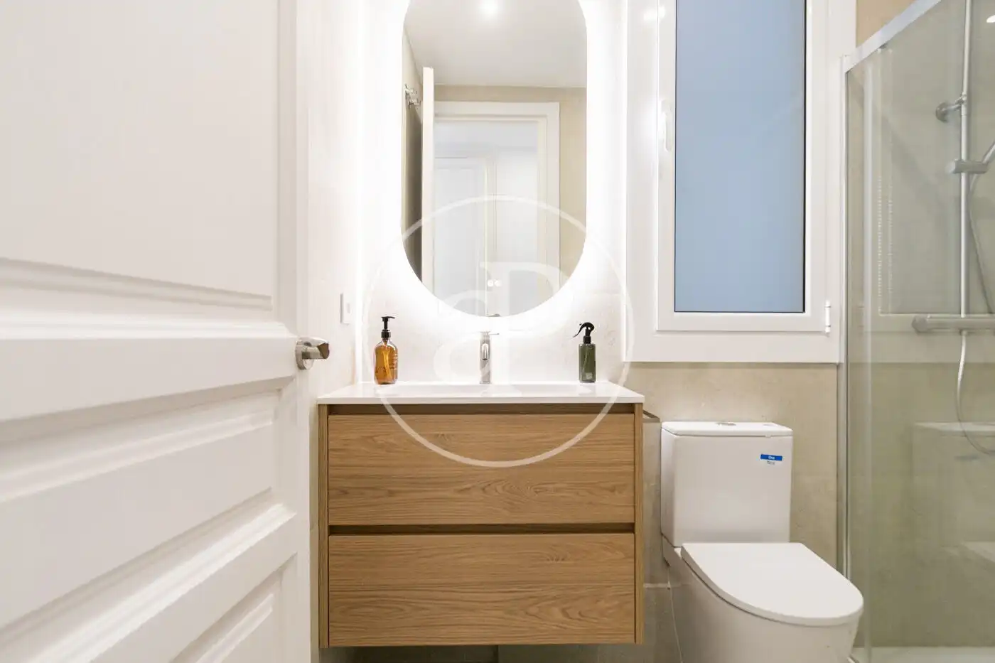 Badezimmer von Wohnung zum Verkauf in Barcelona mit Klimaanlage und Heizung