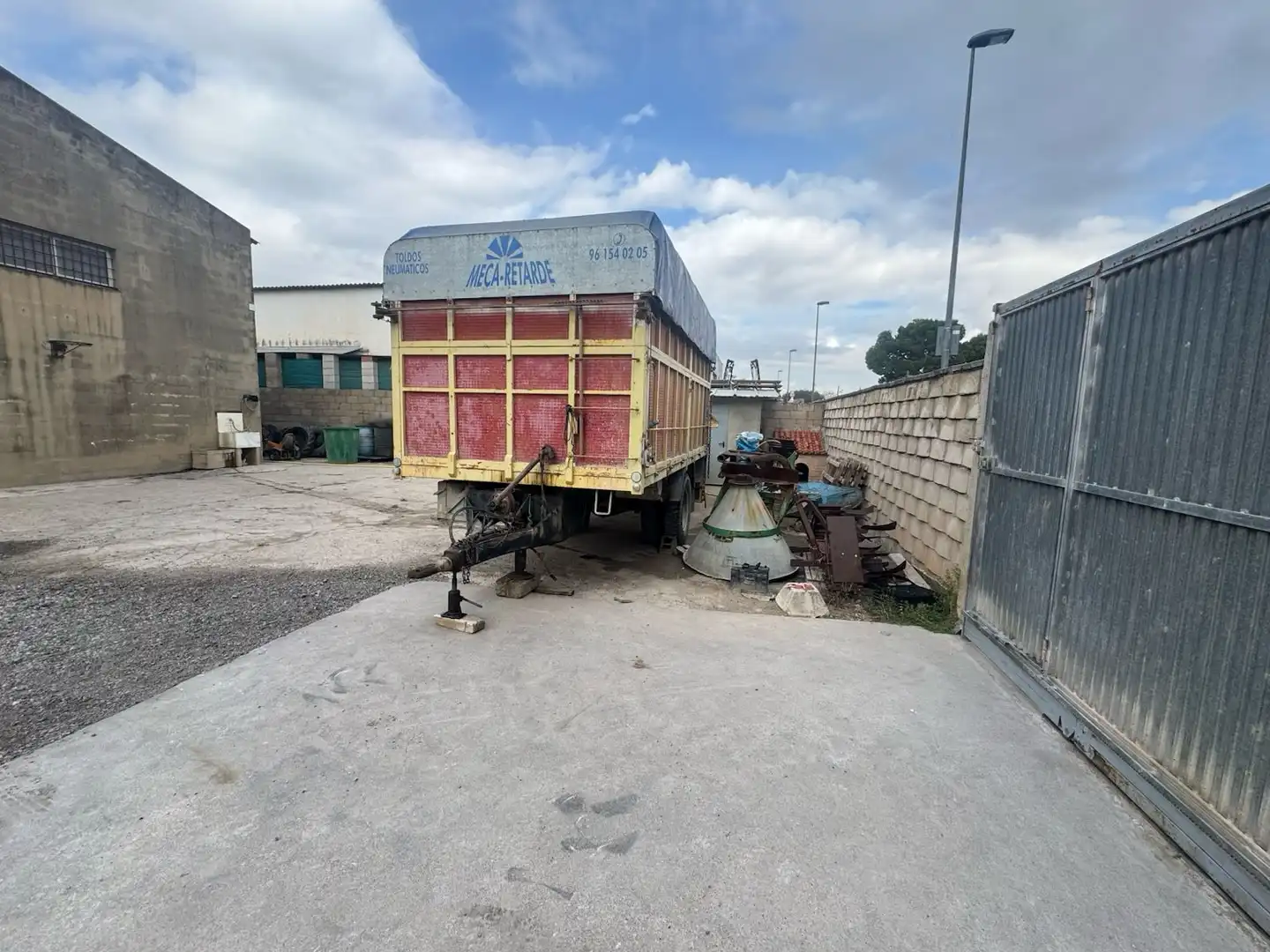 Parkplatz von Fabrikhallen zum Verkauf in Sueca