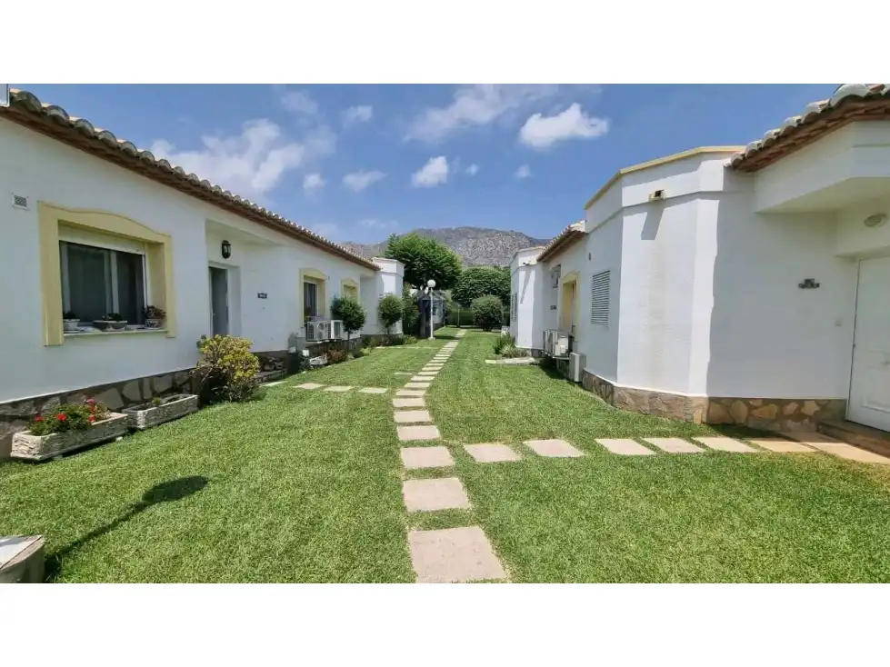 Vista exterior de Casa o xalet en venda en Beniarbeig amb Calefacció i Piscina