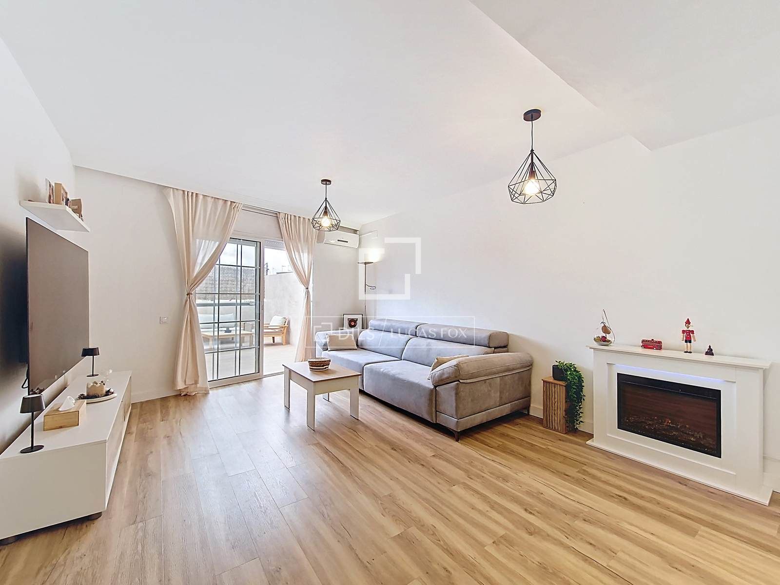 Sala de estar de Casa o chalet en venta en Vilanova i la Geltrú con Aire acondicionado, Calefacción y Parquet