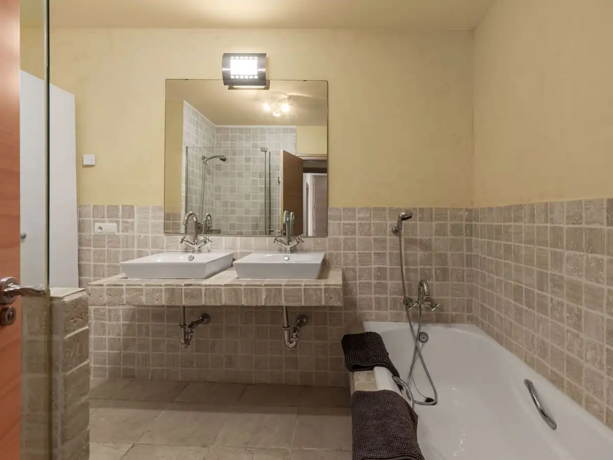 Bathroom of Ground floor for sale in Benahavís  with Air Conditioner, Private garden and Terrace