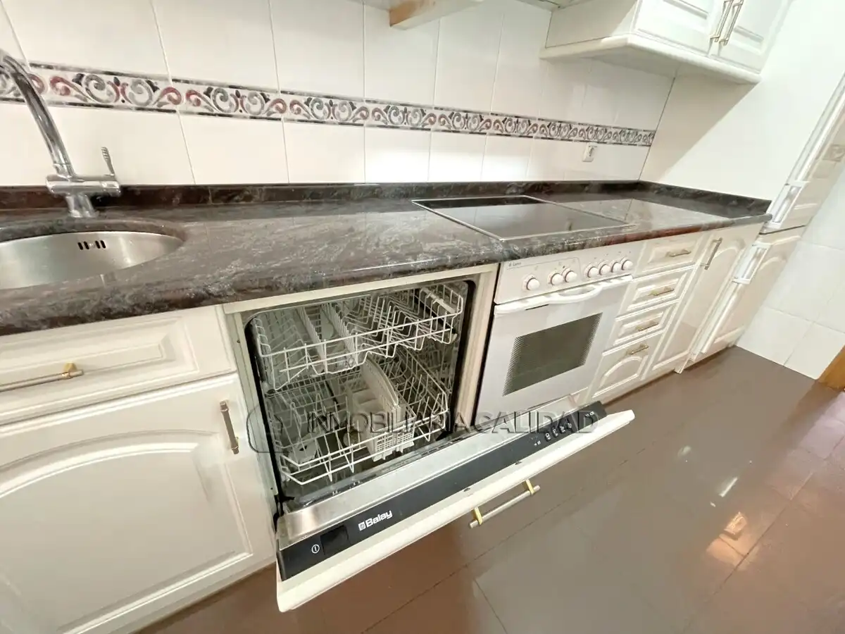 Cocina de Piso de alquiler en Burgos con Calefacción, Terraza y Amueblado