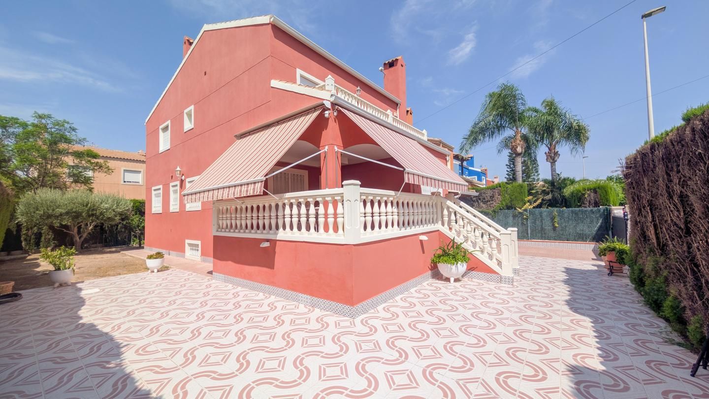 Vista exterior de Casa o xalet en venda en Elche / Elx amb Aire condicionat, Jardí privat i Terrassa