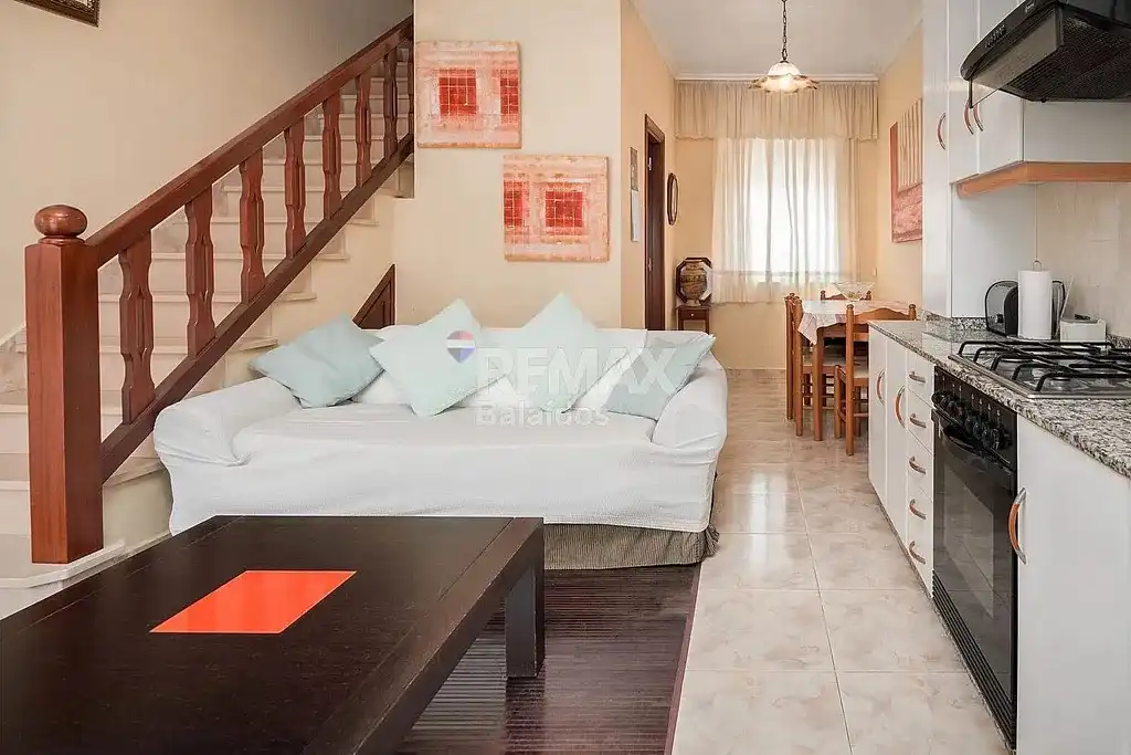 Sala d'estar de Casa o xalet en venda en A Pobra do Caramiñal amb Calefacció, Jardí privat i Parquet