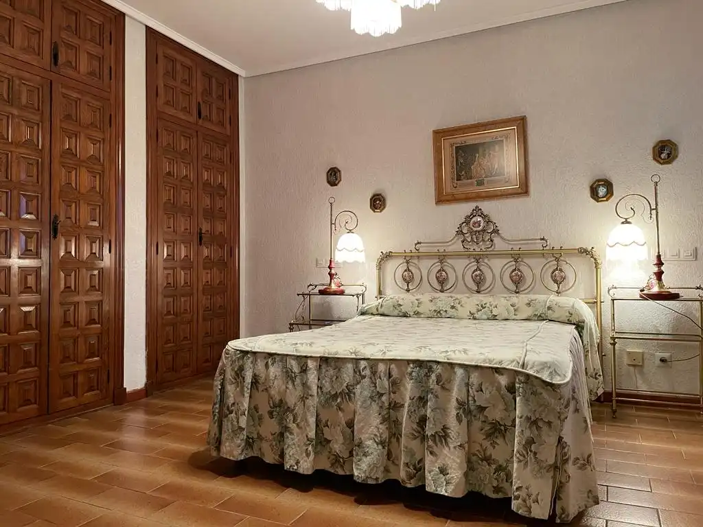 Dormitori de Casa o xalet en venda en Castañares de Rioja amb Calefacció, Jardí privat i Parquet
