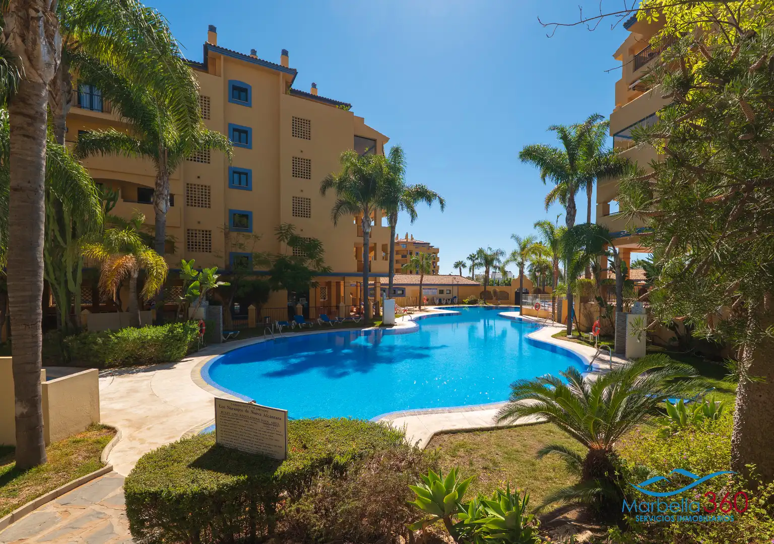 Schwimmbecken von Wohnung zum Verkauf in Marbella mit Klimaanlage, Terrasse und Abstellraum